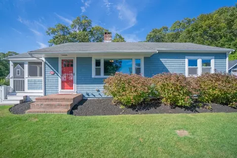 94 Manomet Ave, Plymouth, MA 02360