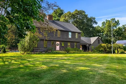 4 Buchan Rd, Andover, MA 01810