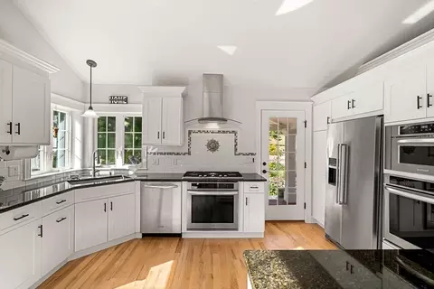 14 Cross St, Dunstable, MA 01827 photo 3