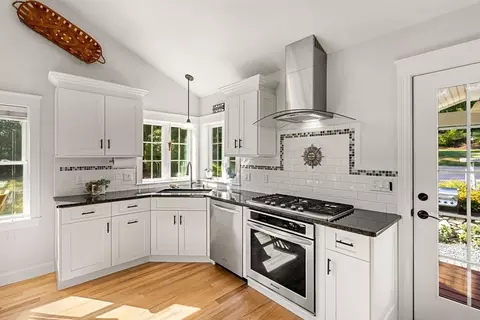 14 Cross St, Dunstable, MA 01827 photo 5