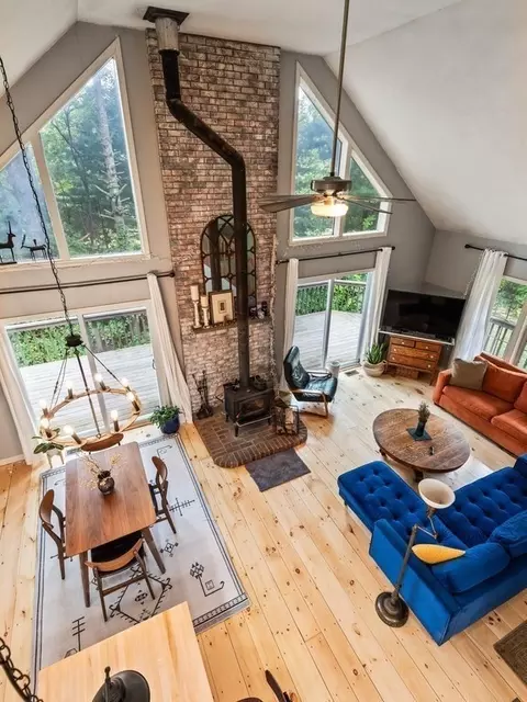 224 E Hill Rd, Brimfield, MA 01010