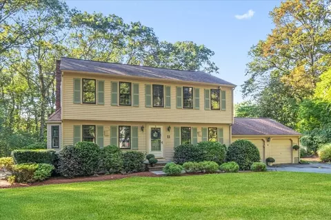 11 Hickory Ln, Walpole, MA 02081