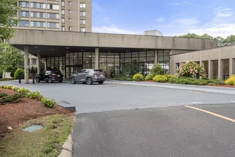 250 Hammond Pond Pkwy #1002N, Chestnut Hill, MA 02467