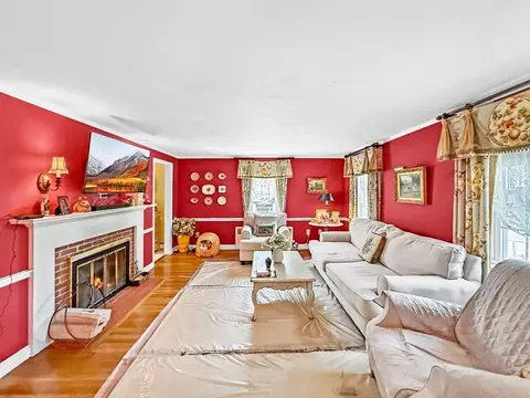 Living - 8 Thorndike Rd, Wakefield, MA 01880 photo 2 of 4