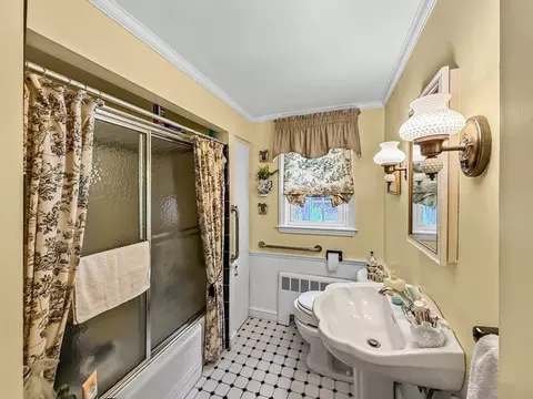 Bath - 8 Thorndike Rd, Wakefield, MA 01880 photo 1 of 3