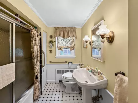 Bath - 8 Thorndike Rd, Wakefield, MA 01880 photo 2 of 3