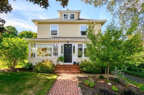 9 Cushman St, Plymouth, MA 02360
