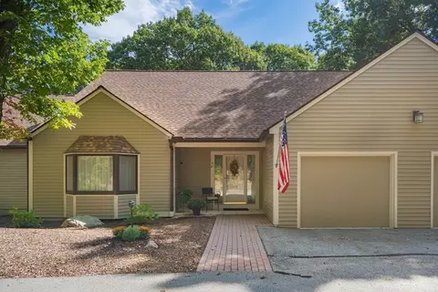 40 Bentwood Dr #40, Sturbridge, MA 01566