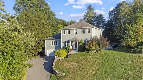 4 Woodsom Dr, Amesbury, MA 01913