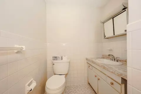 Bath - 239 Main St #B11, Reading, MA 01867 photo 2 of 2