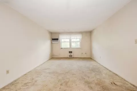Living - 239 Main St #B11, Reading, MA 01867 photo 3 of 4