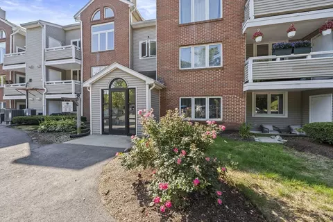 10 Chapman St #205, Weymouth, MA 02189