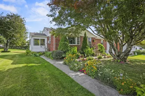 5 Leonard Ave, Dudley, MA 01571