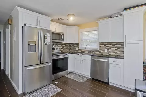 156 Gardens Dr, Springfield, MA 01119 photo 3