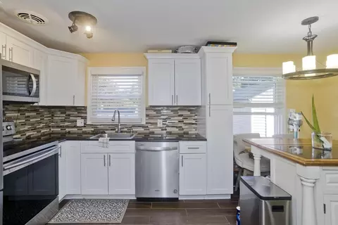 156 Gardens Dr, Springfield, MA 01119 photo 4