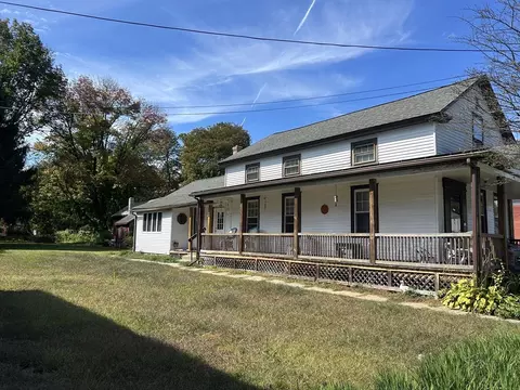 11 Maple St, Chester, MA 01011