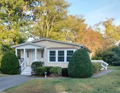 6 Chestnut Cir, Rockland, MA 02370