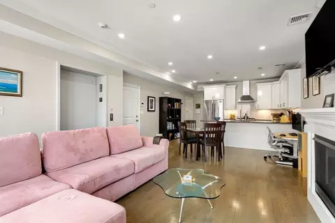 205 W 8th St #5, Boston, MA 02127