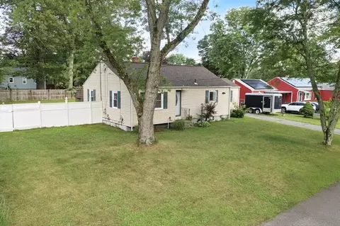 35 Juniper Dr, Springfield, MA 01119 photo 2
