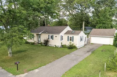 35 Juniper Dr, Springfield, MA 01119