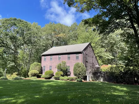 8 Neck Hill Rd, Mendon, MA 01756