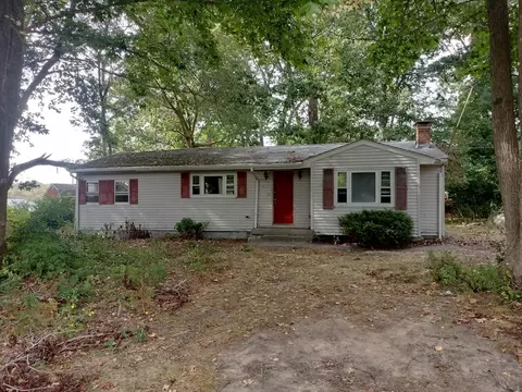 9 Valley St, Freetown, MA 02702