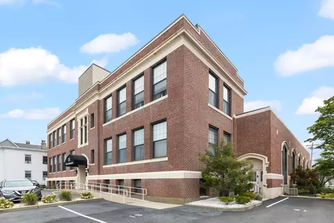 15 Ocean Dr #105, Winthrop, MA 02152