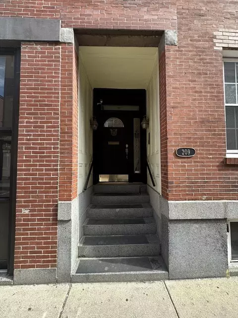 209 Salem St, Boston, MA 02113