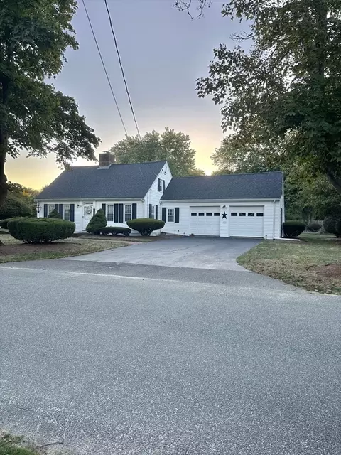 121 Allen St, Falmouth, MA 02540