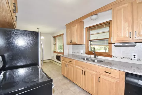 74 Blanche St, Springfield, MA 01119 photo 3