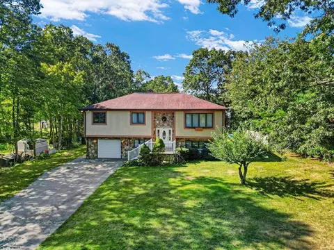 1174 Old Fall River Rd, Dartmouth, MA 02747