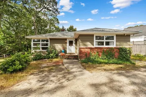 8 Everett St, Wakefield, MA 01880