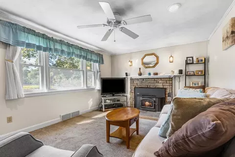 Living - 86 E Boscobel, Braintree, MA 02184 photo 1 of 2