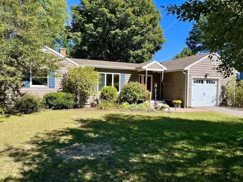 84 Chestnut St, Hatfield, MA 01038