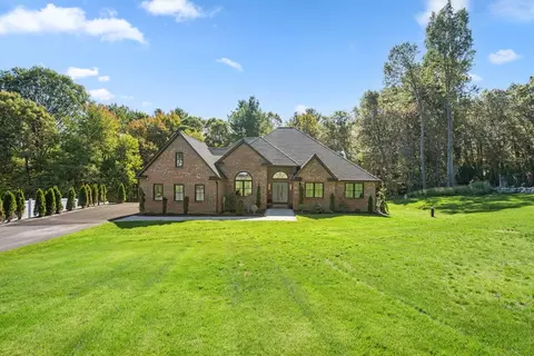 70 Colonial Dr, Shrewsbury, MA 01545