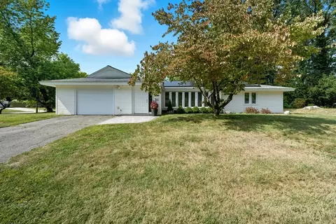 19 Nob Hill Dr, Framingham, MA 01701