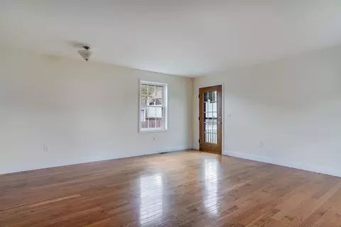Living - 40 Comet Rd, Methuen, MA 01844 photo 4 of 5