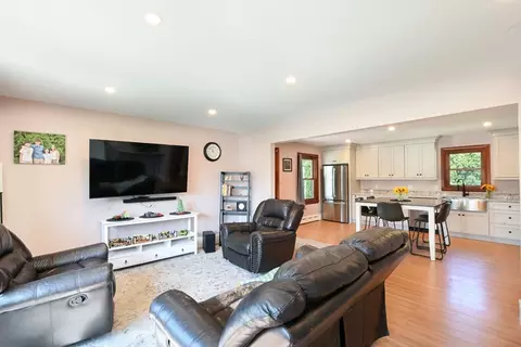 33 Harbeck St, Acushnet, MA 02743 photo 5