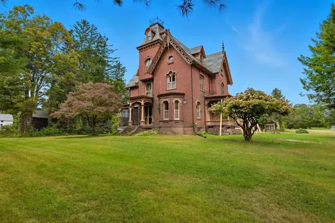 18 Elm St, Hatfield, MA 01038