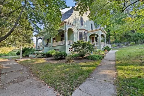 2 Raeburn Ter, Newton, MA 02461