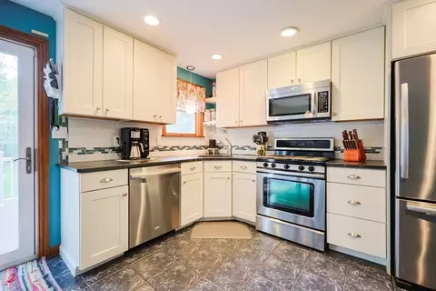 70 Plain St E, Berkley, MA 02779 photo 3