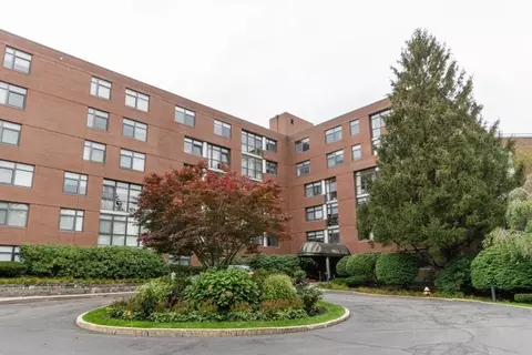 79 Florence St #402S, Newton, MA 02459