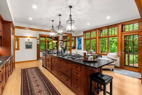 11 Oakwood Knoll Rd, Ipswich, MA 01938