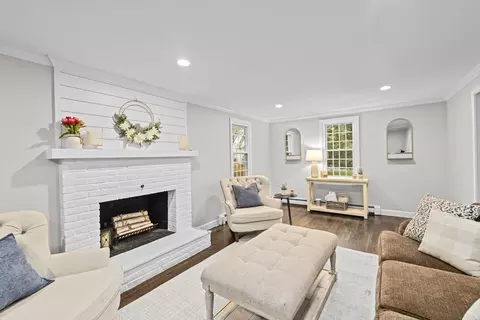 Living - 11 Golfview Dr, Hingham, MA 02043 photo 3 of 4