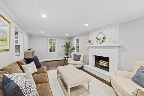 Living - 11 Golfview Dr, Hingham, MA 02043 photo 4 of 4