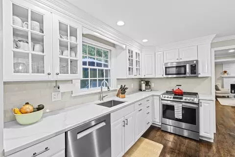 Kitchen - 11 Golfview Dr, Hingham, MA 02043 photo 3 of 4