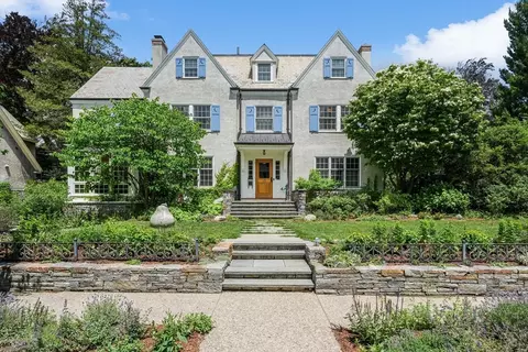 15 Hubbard Park Rd, Cambridge, MA 02138