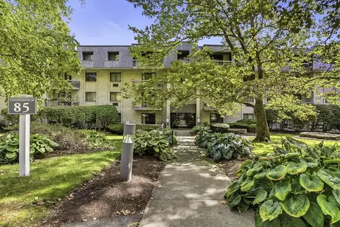 85 Commons Dr #210, Shrewsbury, MA 01545