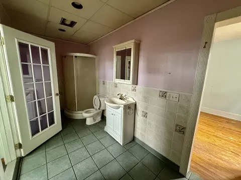 Bath - 22 Baker St, Worcester, MA 01603 photo 2 of 3