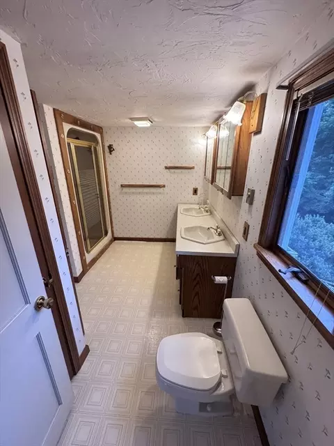 Bath - 5 Barnes Ave, Worcester, MA 01605 photo 3 of 5